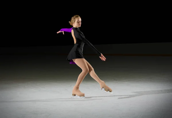 Menina jovem figura patinador — Fotografia de Stock