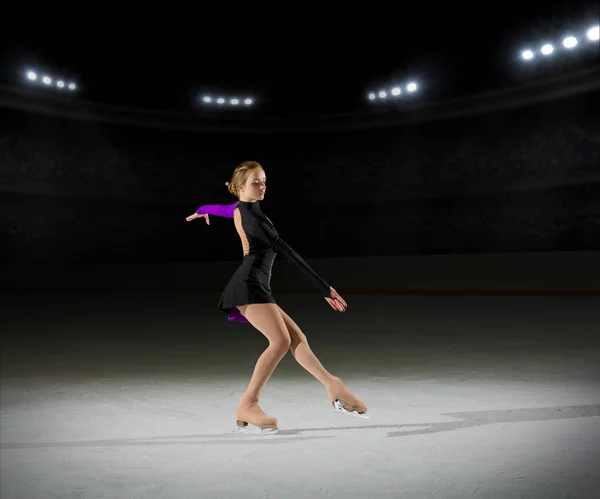 Chica joven patinador artístico — Foto de Stock