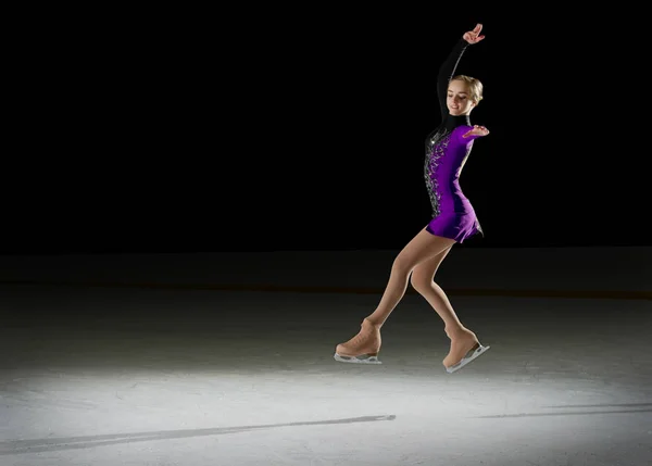 Jong meisje kunstschaatsster — Stockfoto