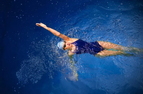 Jovem nadadora — Fotografia de Stock