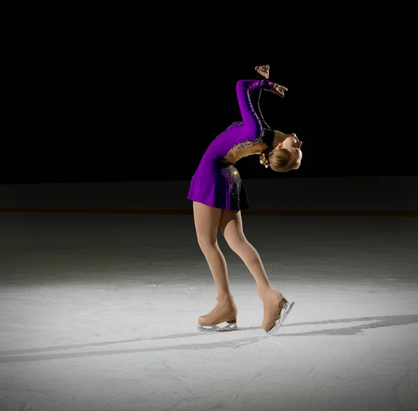 Menina jovem figura patinador — Fotografia de Stock