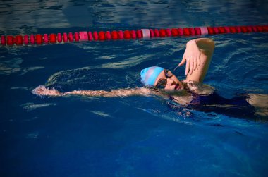 Genç Bayan yüzücü