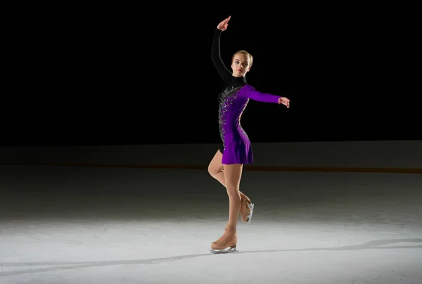 Menina jovem figura patinador — Fotografia de Stock