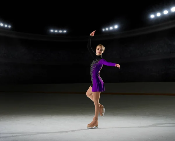 Menina jovem figura patinador — Fotografia de Stock