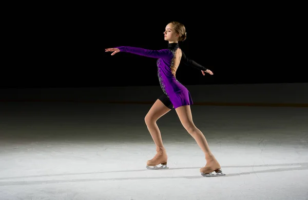 Jong meisje kunstschaatsster — Stockfoto