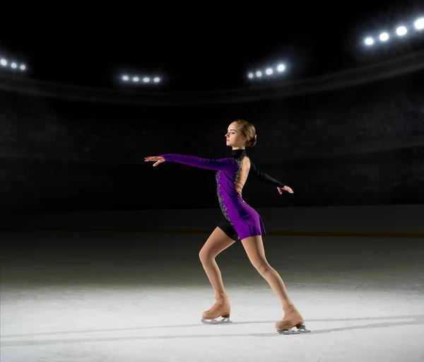 Jong meisje kunstschaatsster — Stockfoto