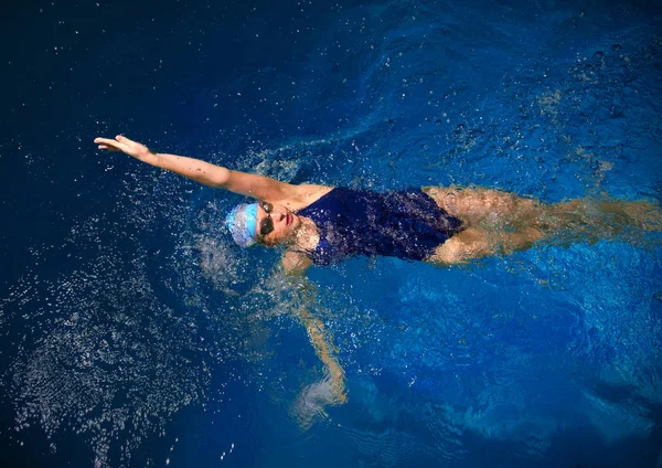 Young woman swimmer — Stock Photo, Image