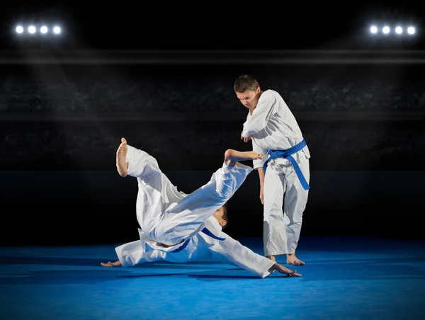 Niños luchadores de artes marciales —  Fotos de Stock