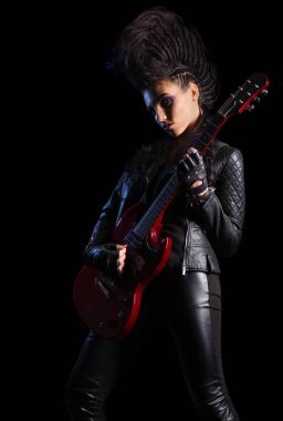 Genç kadın hard rock sanatçısı