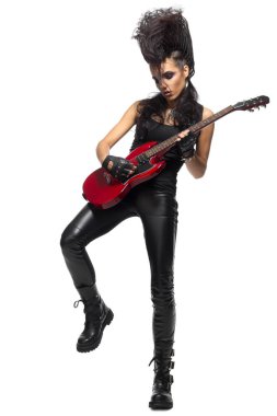 Genç kadın hard rock sanatçısı