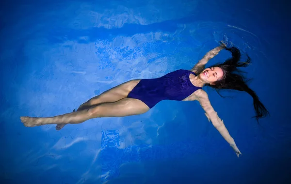 Fiatal nő úszó — Stock Fotó