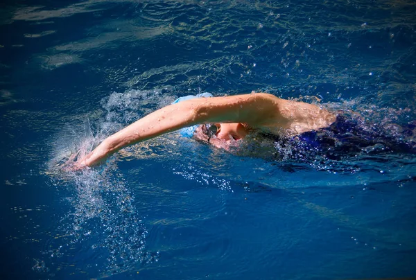 Ung kvinna simmare — Stockfoto
