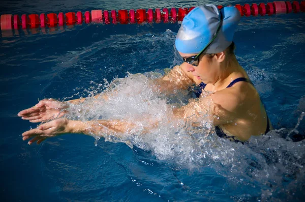 젊은 여자 수영 — 스톡 사진