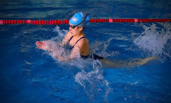 Junge Schwimmerin — Stockfoto