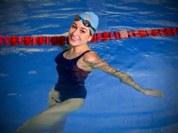 Ung kvinna simmare — Stockfoto