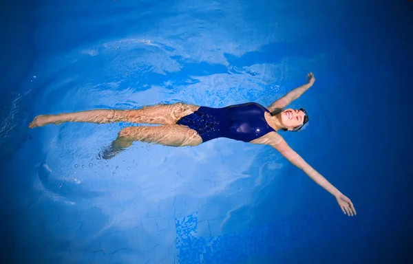 Молода жінка плавець — стокове фото