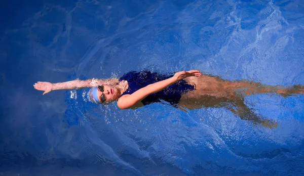 Jovem nadadora — Fotografia de Stock