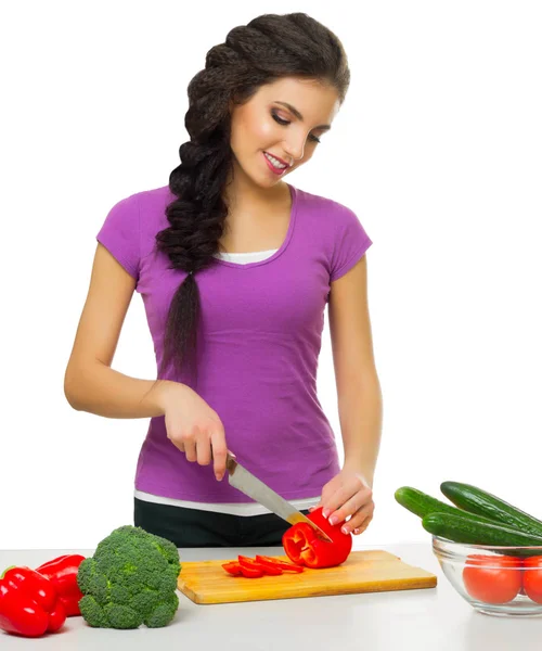 Jovem mulher o chef prepara comida — Fotografia de Stock