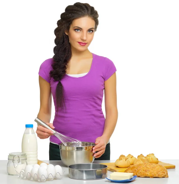 Mladá žena šéfkuchař připraví jídlo — Stock fotografie