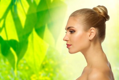 sağlıklı bir kadın çiçek zemin üzerine