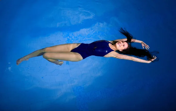 Mujer joven nadadora — Foto de Stock