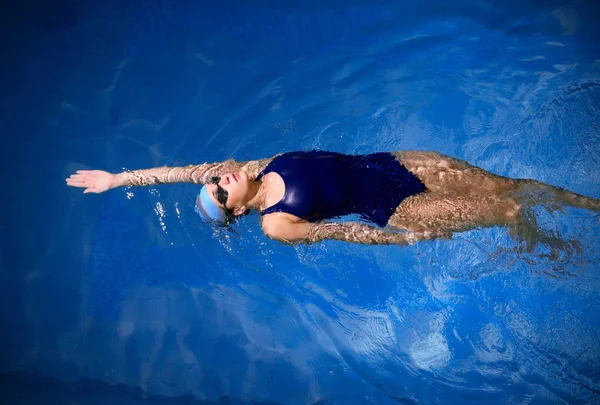 年轻女子游泳运动员 — 图库照片