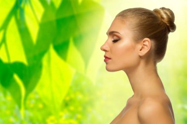 sağlıklı bir kadın çiçek zemin üzerine