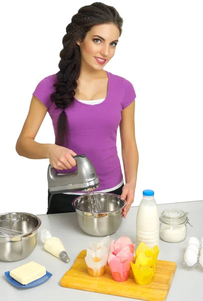 Junge Frau der Koch bereitet Essen zu — Stockfoto