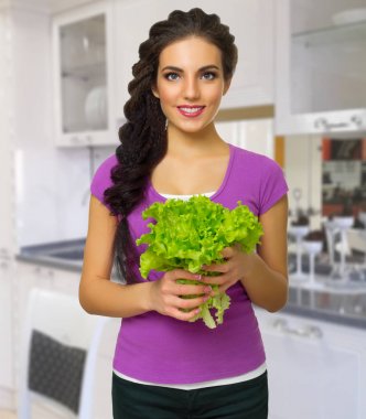 Mutfak pişirme kadına