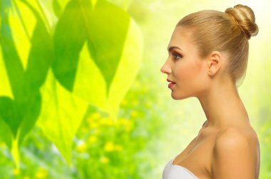 genç kadın çiçek zemin üzerine