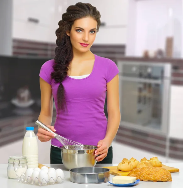 Mujer cocinera en la cocina —  Fotos de Stock