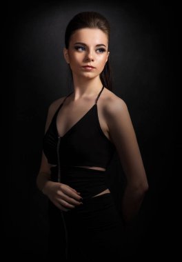 Genç kadın (renk sürüm portresi)