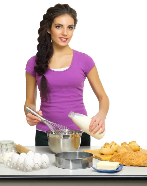 Jovem mulher o chef prepara comida — Fotografia de Stock