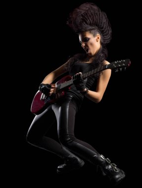 Hard rock şarkıcısı genç kadın