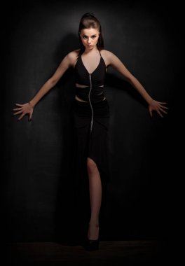 Kız (renk sürüm düşük anahtar portresi)