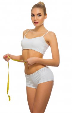 Ölçüm bandı ile sağlıklı kız