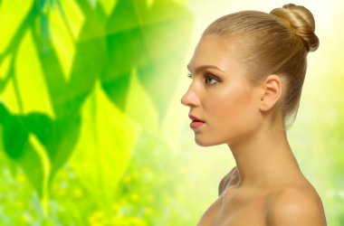 Kız çiçek zemin üzerine