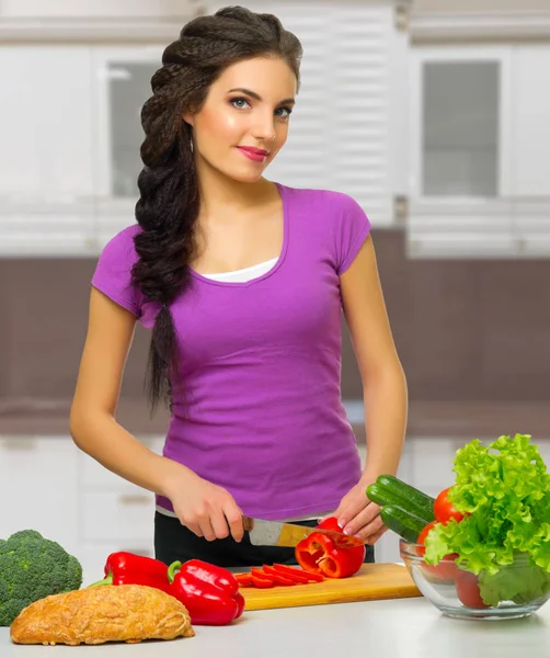 Femme cuisinière à la cuisine — Photo