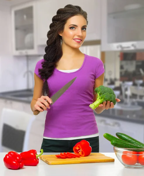 Mujer cocinera en la cocina —  Fotos de Stock