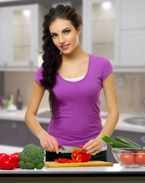 Cucina donna in cucina — Foto Stock