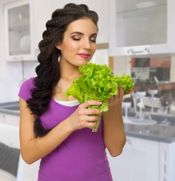 Vrouw in de keuken koken — Stockfoto