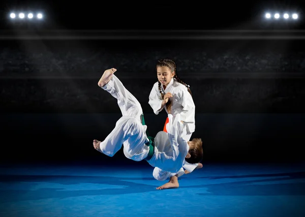 Crianças lutadores de artes marciais — Fotografia de Stock