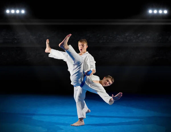 Niños luchadores de artes marciales — Foto de Stock