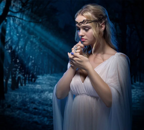 Elf kızı ormanda — Stok fotoğraf