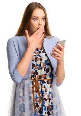 Akıllı telefonu olan genç bir kadın.