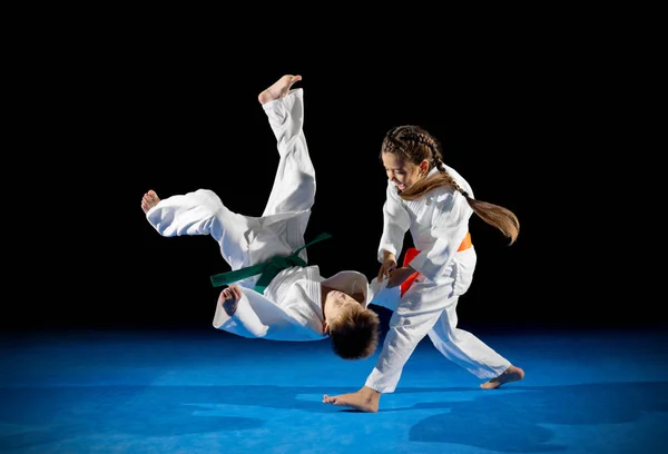 Kleine kinderen martial arts fighters — Stockfoto