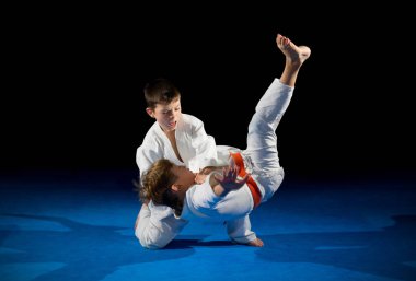 Küçük çocuklar dövüş sanatları savaşçı