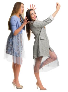 İki genç gülümseyen kadın selfie yapıyor