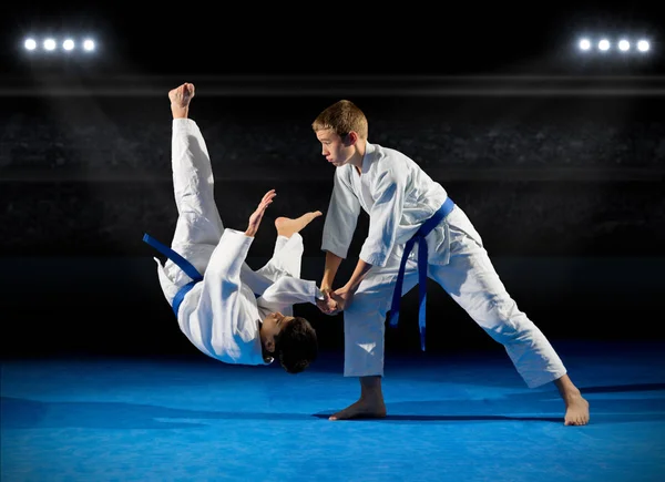 Jongens martial arts fighters — Stockfoto