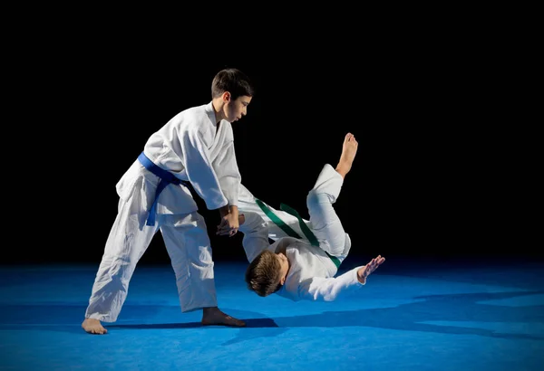 Twee jongens martial arts fighters — Stockfoto